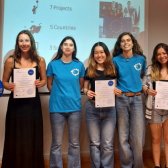 Gruppenfoto von EmS Valencia, 7 Studierende lächeln in die Kamera