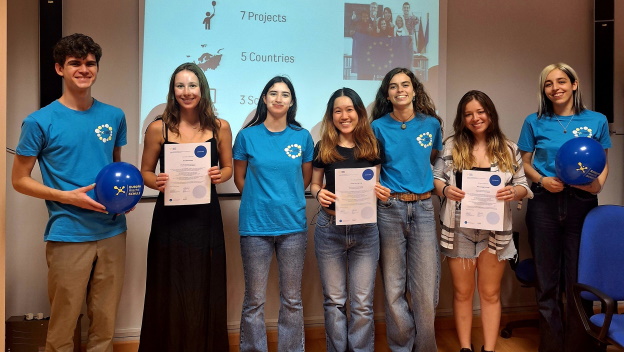 Gruppenfoto von EmS Valencia, 7 Studierende lächeln in die Kamera