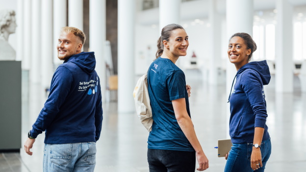 Studierende in lächeln in die Kamera und tragen Pullover von "Europa macht Schule"