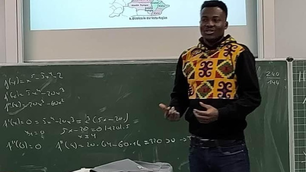 Samuel, Student aus Ghana, stellt sein Heimatland einer 11. Klasse vor.