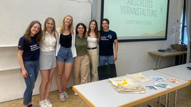 Standortteam Tübingen-Reutlingen und internationale Studierende bei der Abschlussveranstaltung.