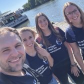 Gruppenfoto der AG International am Fluss