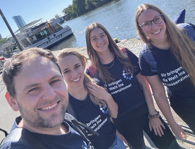 Gruppenfoto der AG International am Fluss