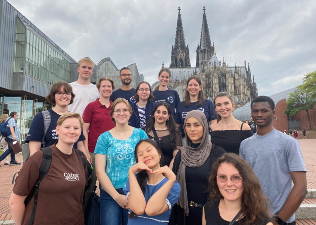 Gruppenfoto vor dem Kölner Dom.