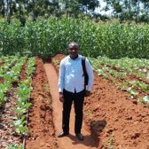 Kenianischer Student Charles Ambula in Kenia zur Datensammlung für seine Masterarbeit.