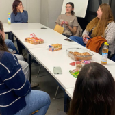 Studierende sitzen zusammen und besprechen Projekte.