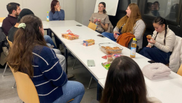 Studierende sitzen zusammen und besprechen Projekte.